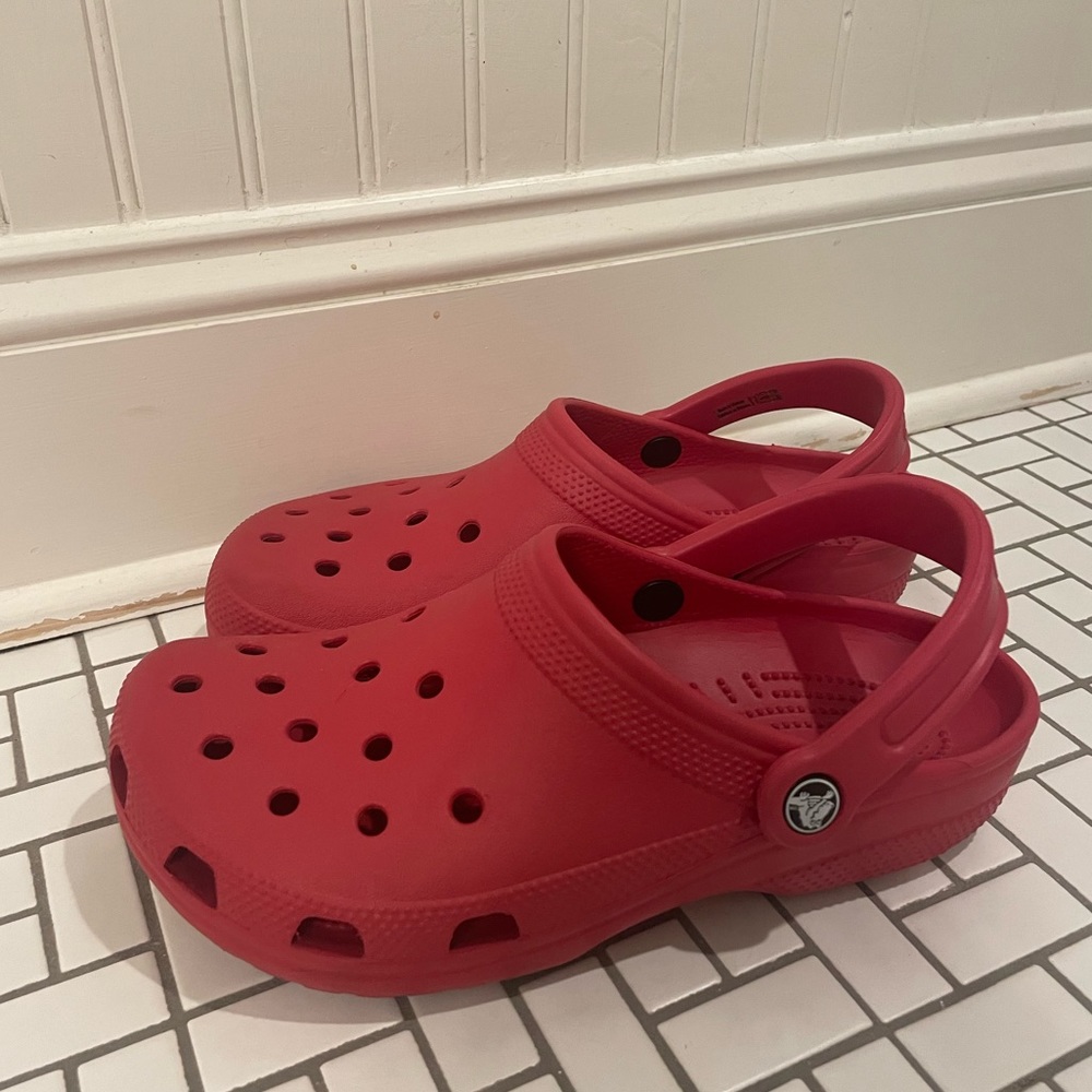 Men’s red crocs. Barely worn, still in great condition 👍🏼🔴